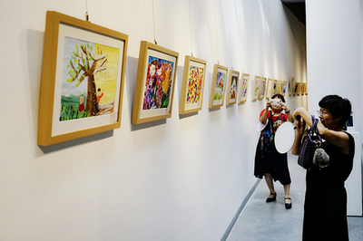 “寻找小梵高”国际儿童画展绽放国中美术馆